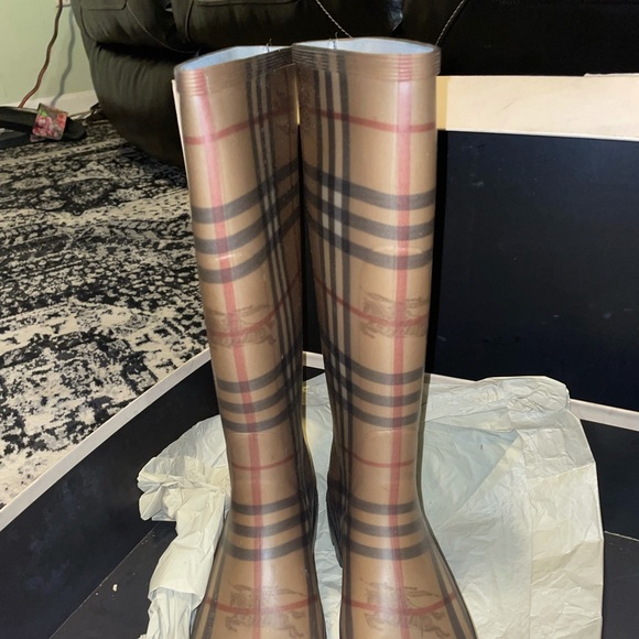woman’s Burberry rain boots size 6 1/2 - Picture 4 of 8